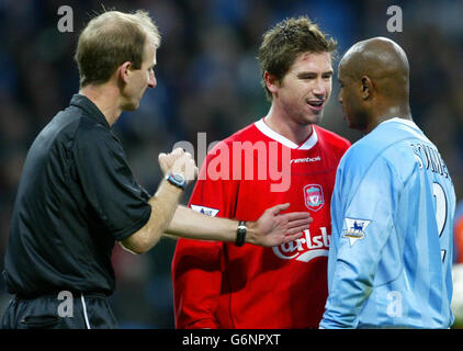 Schiedsrichter Mike Riley (links) trennt Liverpools Harry Kewell und Manchester Citys David Sommeil (rechts) während des Barclaycard Premiership-Spiels im City of Manchester Stadium, Manchester. Stockfoto