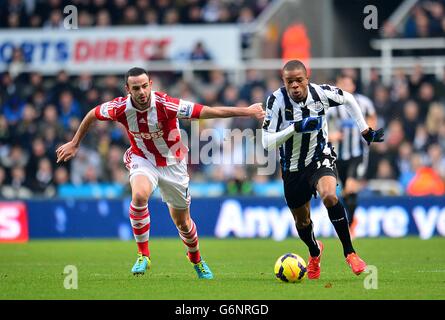 Fußball - Barclays Premier League - Newcastle United / Stoke City - St James' Park. Loic Remy von Newcastle United (rechts) und Marc Wilson von Stoke City (links) kämpfen um den Ball Stockfoto