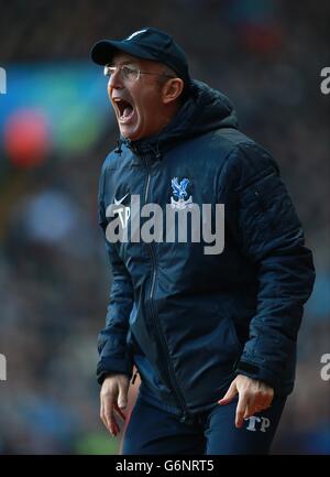 Fußball - Barclays Premier League - Aston Villa gegen Crystal Palace - Villa Park. Crystal Palace Manager Tony Pulis ruft auf der Touchline Befehle aus Stockfoto