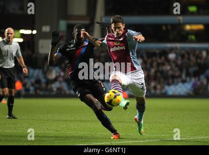 Yannick Bolasie vom Crystal Palace (links) und Aleksandar Tonev von Aston Villa (rechts) kämpfen um den Ball Stockfoto