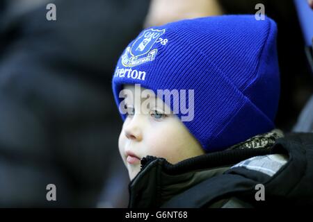 Fußball - Barclays Premier League - Everton gegen Sunderland - Goodison Park. Ein junger Everton-Fan steht während des Warm-Up auf der Tribüne Stockfoto