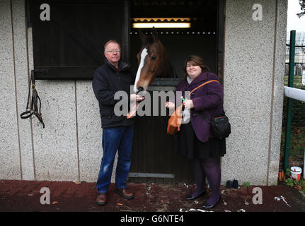 Kauto Star der fünfmalige Sieger von King George VI Kirchturm Chase trifft und begrüßt die Gewinner der Racing Post Stockfoto
