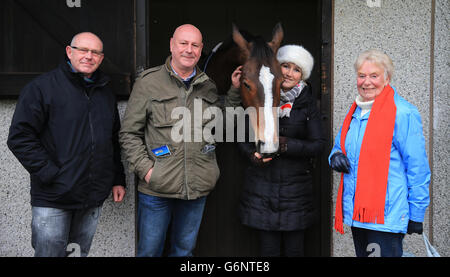Pferderennen - 2013 William Hill Winter Festival - Tag 1 - Kempton Park Racecourse. Kauto Star fünffacher Sieger des Königs George VI Kirchturms Chase trifft sich und begrüßt die Gewinner von Surrey Stockfoto