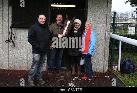 Kauto Star fünffacher Sieger des Königs George VI Kirchturms Chase trifft sich und begrüßt die Gewinner von Surrey Stockfoto