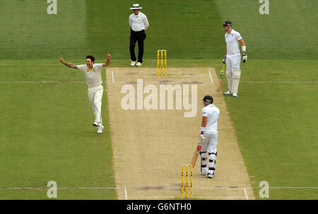 Australiens Mitchell Johnson (links) feiert, wie Englands Tim Bresnan (Mitte unten) während des zweiten Tages des vierten Tests beim MCG in Melbourne, Australien, zurückerwischt wird. Stockfoto