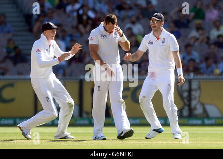 Englands Tim Bresnan (Mitte) wird gratuliert, nachdem er das Wicket von Australiens Mitchell Johnson (nicht abgebildet) am zweiten Tag des vierten Tests am MCG in Melbourne, Australien, genommen hat. Stockfoto