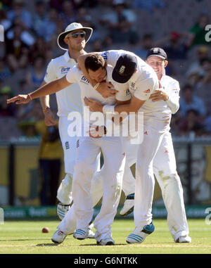 Englands Tim Bresnan (Mitte) wird gratuliert, nachdem er das Wicket von Australiens Mitchell Johnson (nicht abgebildet) am zweiten Tag des vierten Tests am MCG in Melbourne, Australien, genommen hat. Stockfoto