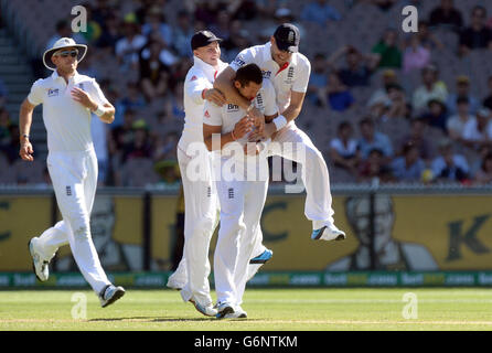 Englands Tim Bresnan (Mitte) wird gratuliert, nachdem er das Wicket von Australiens Mitchell Johnson (nicht abgebildet) am zweiten Tag des vierten Tests am MCG in Melbourne, Australien, genommen hat. Stockfoto