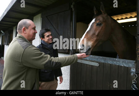 Fünf Mal Gewinner des King George VI Steeple Chase Kauto Star trifft und begrüßt die Gewinner des Wettbewerbs Racing UK Stockfoto