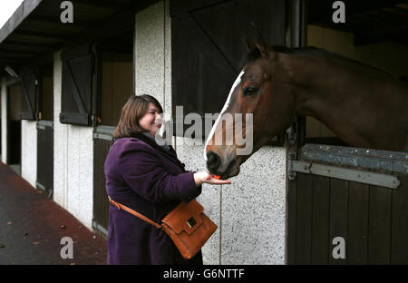 Fünf Mal Gewinner des King George VI Steeple Chase Kauto Star trifft und begrüßt die Gewinner des Wettbewerbs "Racing Post" Stockfoto