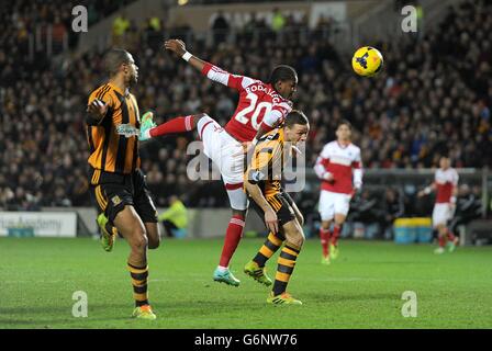 Fulham's Hugo Rodellega (Mitte links) Und James Chester (rechts) von Hull City kämpft um den Ball Stockfoto