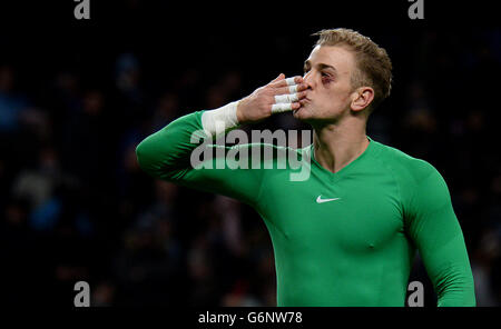 Joe Hart von Manchester City küsst die Fans nach dem Sieg seines Teams 1-0 gegen Crystal Palace während des Barclays Premier League-Spiels im Etihad Stadium, Manchester. Stockfoto