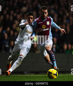 Antonio Luna von Aston Villa und Pablo Hernandez von Swansea City während des Spiels der Barclays Premier League im Villa Park, Birmingham. Stockfoto