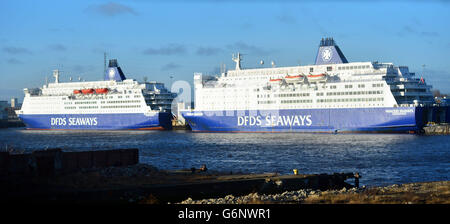 Die DFDS Seaways Ferries King Seaways (links) und Princess Seaways liegen am Port of Tyne International Passenger Terminal im Fährhafen Newcastle, als zwei Männer verhaftet wurden, nachdem ein Feuer an Bord der King Seaways Fähre eine Notfallrettung auslöste und sie zur Rückkehr nach Newcastle zwang. Stockfoto