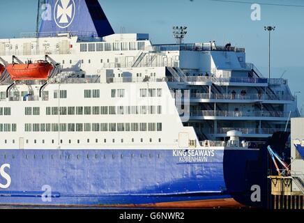 Die DFDS Seaways Fähre King Seaways, legt am Port of Tyne International Passenger Terminal am Newcastle Ferry Port, als zwei Männer verhaftet wurden, nachdem ein Feuer an Bord der Fähre eine Notrettung auslöste und sie zwang, nach Newcastle zurückzukehren. Stockfoto