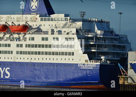 Die DFDS Seaways Fähre King Seaways, legt am Port of Tyne International Passenger Terminal am Newcastle Ferry Port, als zwei Männer verhaftet wurden, nachdem ein Feuer an Bord der Fähre eine Notrettung auslöste und sie zwang, nach Newcastle zurückzukehren. Stockfoto