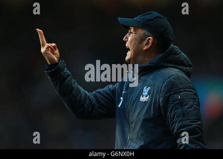 Fußball - Barclays Premier League - Aston Villa gegen Crystal Palace - Villa Park. Crystal Palace Manager Tony Pulis zeigt sich auf der Touchline Stockfoto