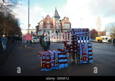 Fußball - Barclays Premier League - Aston Villa gegen Crystal Palace - Villa Park. Ein Schal-Verkäufer vor Villa Park vor dem Spiel Stockfoto