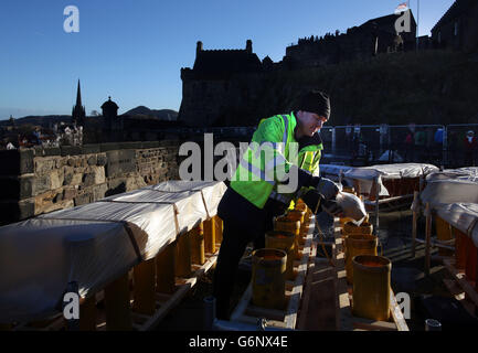 Shaun Gibson of Titanium Fireworks legt seinem Besitzer im Edinburgh Castle ein Feuerwerk ab, während die Vorbereitungen für Edinburghs Hogmanay Street Party beginnen. Stockfoto