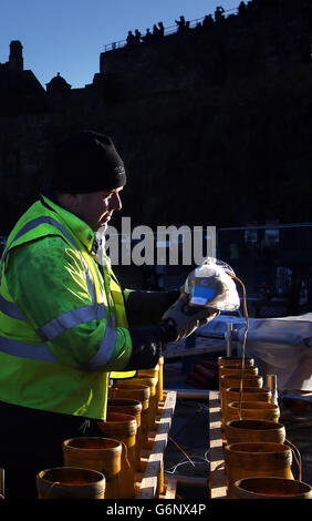 Shaun Gibson of Titanium Fireworks legt seinem Besitzer im Edinburgh Castle ein Feuerwerk ab, während die Vorbereitungen für Edinburghs Hogmanay Street Party beginnen. Stockfoto