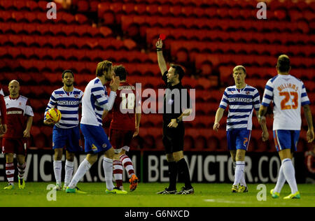 Schiedsrichter Paul Tierney zeigt Reading's Kaspars Gorkss eine rote Karte während der SkyBet Championship - Middlesbrough V Burnley - The Riverside Stadium Stockfoto