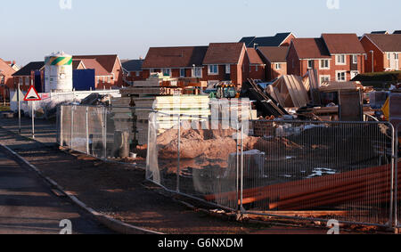 Neue Häuser in Worcester. Baumaterialien warten darauf, bei einem neuen Wohnbau in Leigh Sinton bei Worcester verwendet zu werden. Stockfoto