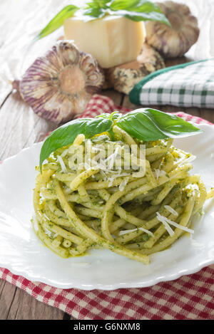 traditionelle italienische Bucatini Pasta von Genovese Pesto-sauce Stockfoto