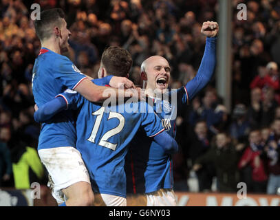 Nicky Law der Rangers (rechts) feiert sein Tor mit Teamkollegen während des Scottish League One-Spiels im East End Park, Dunfermline. Stockfoto