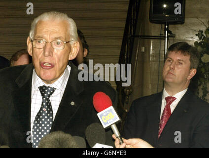 Jeffrey Donaldson (rechts), Parlamentsabgeordneter des Lagan Valley, mit dem Vorsitzenden der Demokratischen Gewerkschafter, Ian Paisley, während einer Pressekonferenz in Stormont, nachdem die Partei bestätigt hatte, dass sie nach dem Abtreten von drei ehemaligen Mitgliedern der Ulster Unionistischen Versammlung eine Rekrutierungsfahrt durch Nordirland Unternehmen würden. Herr Paisley begrüßte die Entscheidung von Herrn Donaldson und zwei anderen ehemaligen Ulster-Gewerkschaftern, Arlene Foster und Norah Beare, seinem Team der Versammlung beizutreten. Stockfoto