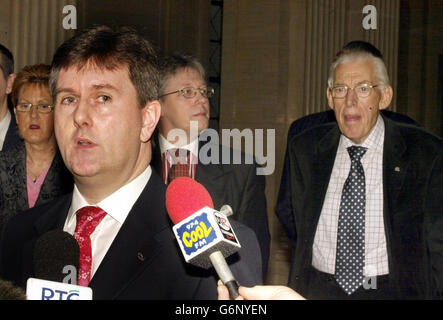 Der Parlamentsabgeordnete von Lagan Valley, Jeffrey Donaldson (links), mit dem Vorsitzenden der Demokratischen Gewerkschafter, Ian Paisley (rechts), während einer Pressekonferenz in Stormont, nachdem die Partei bestätigt hatte, dass sie nach dem Abtreten von drei ehemaligen Mitgliedern der Ulster Unionistischen Versammlung eine Rekrutierungsfahrt durch Nordirland Unternehmen würden. Herr Paisley begrüßte die Entscheidung von Herrn Donaldson und zwei anderen ehemaligen Ulster-Gewerkschaftern, Arlene Foster und Norah Beare, seinem Team der Versammlung beizutreten. Stockfoto