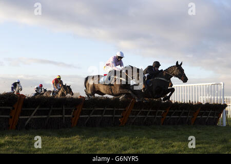 Jockey Jonathan England auf Rattlin und Michael Byrne auf My Oh Mount Brown (rechts) während der William Hill - iPhone, iPad, iPad Mini Handicap Hürde Stockfoto