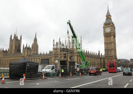 Die Vorbereitungen werden auf der Westminster Bridge vor dem Silvesterfeuerwerk im Zentrum von London getroffen. Stockfoto