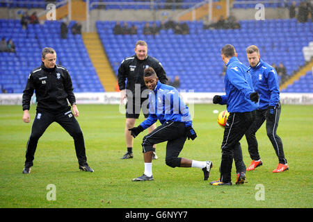 Demarai Gray von Birmingham City während des Warm-Up mit Development-Kader-Manager Richard Beale (links), dem ersten Teamtrainer Steve Watson (links), Peter Lovenkrands (rechts) und Wade Elliott (rechts) Stockfoto