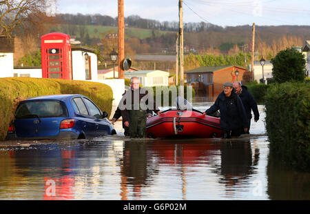 Die Bewohner des Little Venice Caravan Park in Yalding, Kent, ziehen ein Boot durch den Standort, während das Hochwasser nach dem jüngsten schlechten Wetter in die Gegend zurückkehrt. Stockfoto