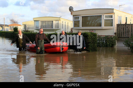 Die Bewohner des Little Venice Caravan Park in Yalding, Kent, ziehen ein Boot durch den Standort, während das Hochwasser nach dem jüngsten schlechten Wetter in die Gegend zurückkehrt. Bilddatum: Donnerstag, 2. Januar 2014. Siehe PA-Geschichte WETTERFLUTEN. Das Foto sollte lauten: Gareth Fuller/PA Wire Stockfoto