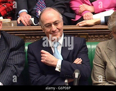 Der Oppositionsführer Michael Howard hört Premierminister Tony Blair im Londoner Unterhaus während der Fragestunde des Premierministers zu. Stockfoto