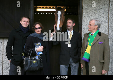 Fünffache Gewinner des King George VI Steeple Chase Kauto Star mit Besitzer Clive D Smith (rechts) Stockfoto