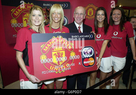 Der ehemalige Fußballspieler von Manchester United und England, Sir Bobby Charlton, besitzt die FA Barclaycard Premiership Trophy, als er die neue Manchester United Barclaycard in Dublin lanciert. Die Markteinführung stellt den Eintritt von Barclaycard in den irischen Kreditkartenmarkt dar. Stockfoto