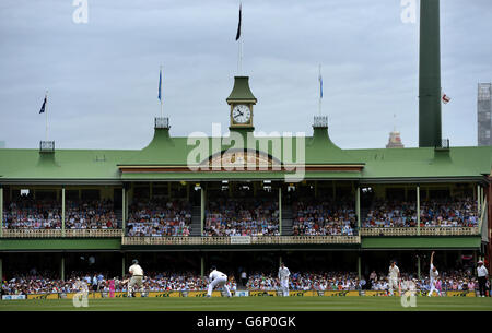 Englands James Anderson bowls während des Tages einer der fünften Tests auf dem Sydney Cricket Ground, Australien. Stockfoto