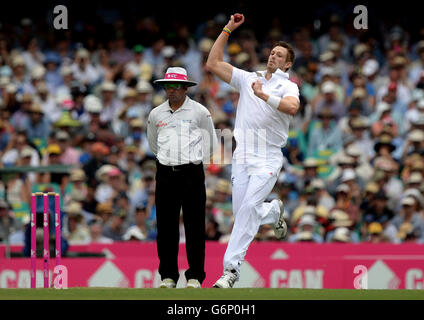 Der englische Boyd Rankin bowls während des ersten Tages des fünften Tests auf dem Sydney Cricket Ground, Australien. Stockfoto