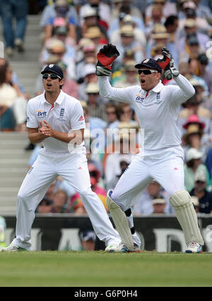 Der englische Alastair Cook und Johnny Bairstow reagieren am ersten Tag des fünften Tests auf dem Sydney Cricket Ground, Australien. Stockfoto