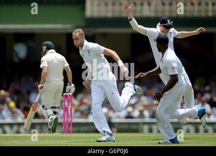 Der englische Stuart Broad (Mitte) feiert das Wicket des australischen George Bailey (links) während des ersten Tages des fünften Tests am Sydney Cricket Ground, Australien. Stockfoto