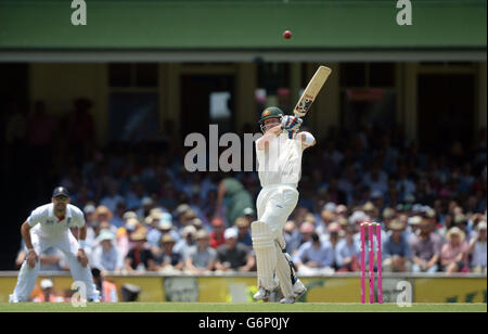 Der australische Brad Haddin trifft am ersten Tag des fünften Tests auf dem Sydney Cricket Ground, Australien, eine Grenze. Stockfoto