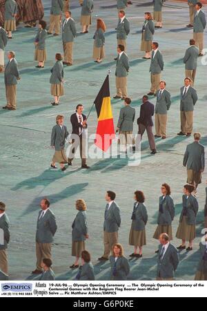 19-JUL-96 ... Olympische Eröffnungszeremonie ... Die olympische Eröffnungszeremonie der hundertjährigen Spiele mit dem belgischen Flaggenträger Jean-Michel Saive Stockfoto