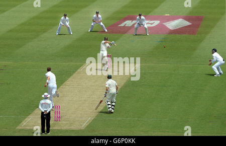 Der australische Brad Haddin trifft am ersten Tag des fünften Tests auf dem Sydney Cricket Ground, Australien, eine Grenze. Stockfoto