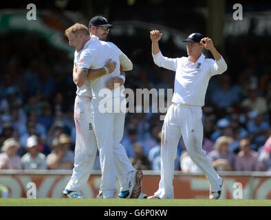 Der englische Ben Stokes (links) wird von James Anderson (zweite links) und Scott Borthwick (rechts) gratuliert, nachdem er am ersten Tag des fünften Tests auf dem Sydney Cricket Ground, Australien, das Wicket von Brad Haddin (nicht abgebildet) in Australien gemacht hat. Stockfoto