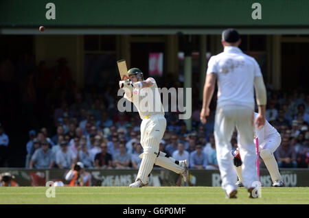 Der Australier Steven Smith geht am ersten Tag des fünften Tests auf dem Sydney Cricket Ground, Australien, zu seinem 100. Lauf. Stockfoto