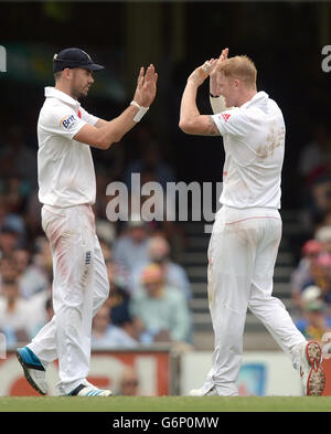 Englands Ben Stokes (rechts) wird von James Anderson (links) gratuliert, nachdem er während des ersten Tages des fünften Tests am Sydney Cricket Ground, Australien, das Wicket des australischen Steven Smith (nicht abgebildet) genommen hat. Stockfoto