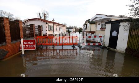 Der Eingang zum Iford Bridge Home Park in Bournemouth ist aufgrund von Überschwemmungen geschlossen. Bewohner des Iford Bridge Home Park, der den Fluss Stour überblickt, mussten wegen der Warnungen vor möglichen Überschwemmungen aufgrund des Windes und der hohen Gezeiten über Nacht evakuiert werden. Stockfoto