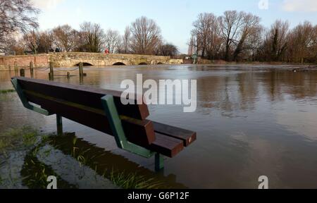 Der Fluss Stour in Spate im Iford Bridge Home Park in Bournemouth. Bewohner des Iford Bridge Home Park, der den Fluss Stour überblickt, mussten über Nacht evakuiert werden, da sie wegen des Windes und der hohen Gezeiten vor möglichen Überschwemmungen gewarnt wurden. Stockfoto